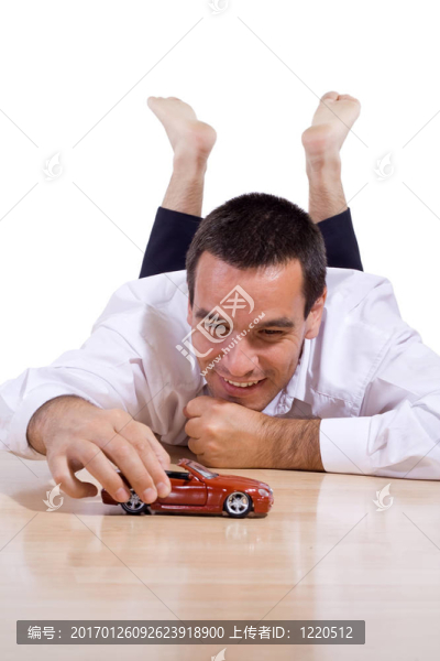 玩玩具車的人