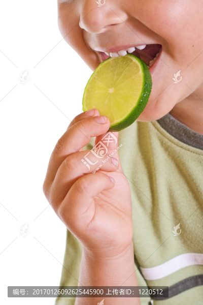 孩子用一片檸檬特寫