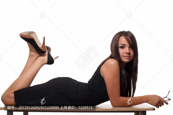 女人在桌子上
