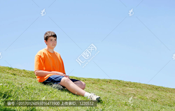 小山上的男孩