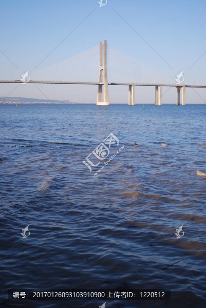 達伽馬大橋塔霍河在Lisbon