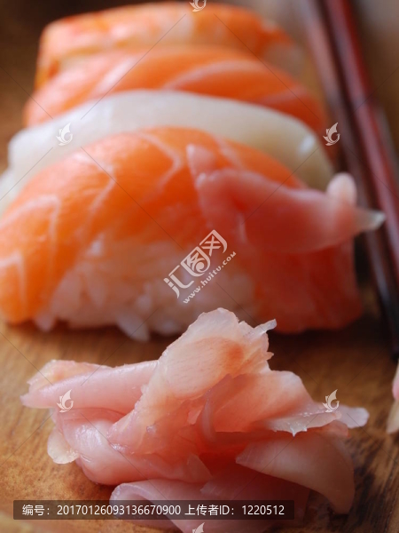 壽司，日本食品（在一個(gè)木制的板）