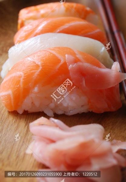 壽司，日本食品（在一個木制的板）