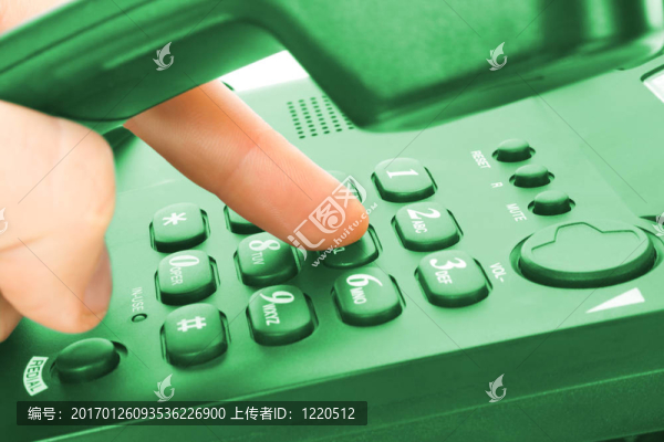 手指與手機(jī)鍵盤