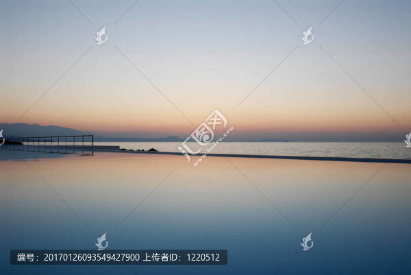 清晨仍在大海