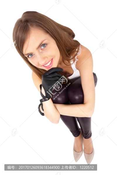 坐在白色背景上的女人