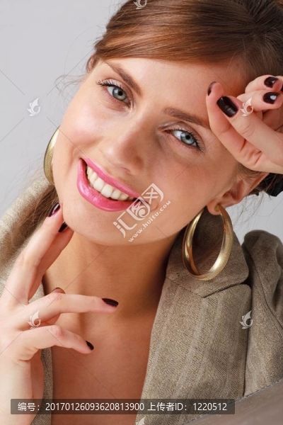 微笑的年輕女子特寫