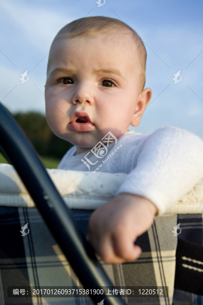 可愛的小男孩六個(gè)月大的坐在車