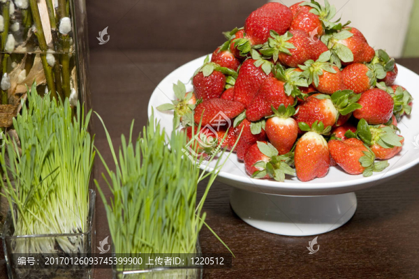 桌上的草莓