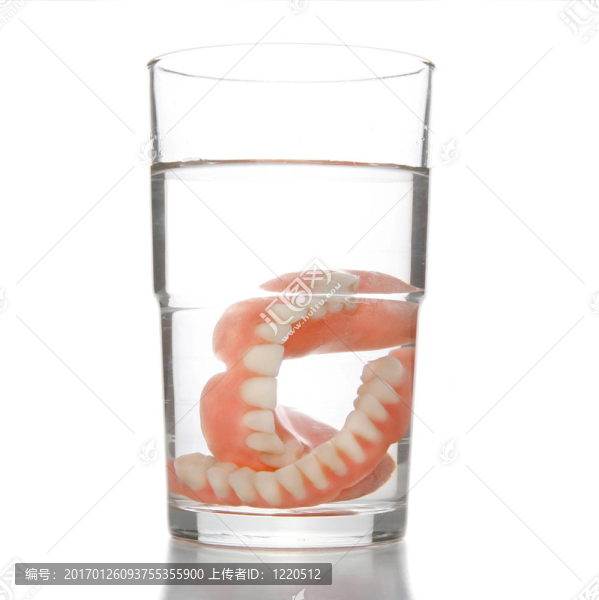 義齒在玻璃