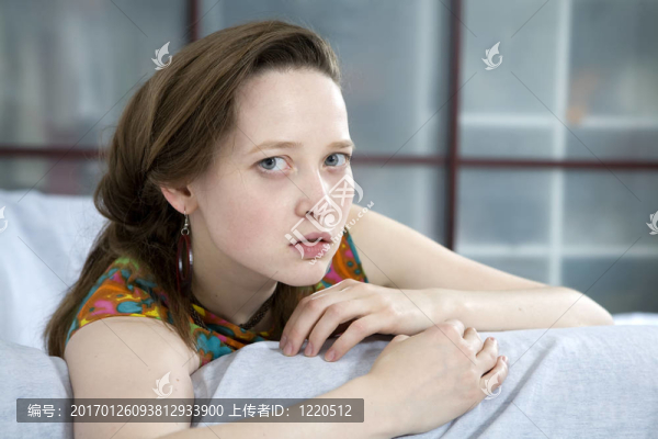 漂亮的黑發(fā)憂郁的女人肖像
