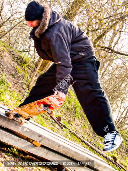 城市的生活方式，年輕skatboarder做特技表演