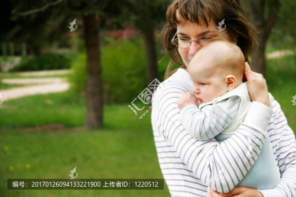 公園里的媽媽和嬰兒