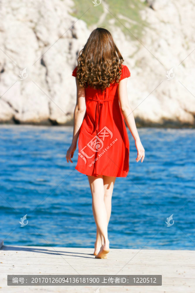 穿紅衣服的少女