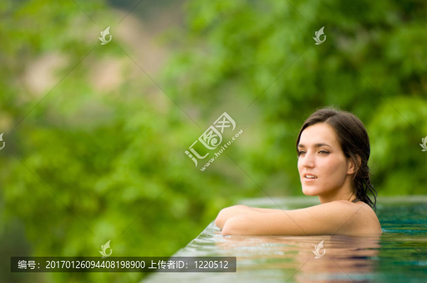 女人在池