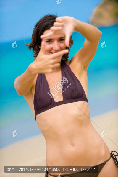 女人在海灘上