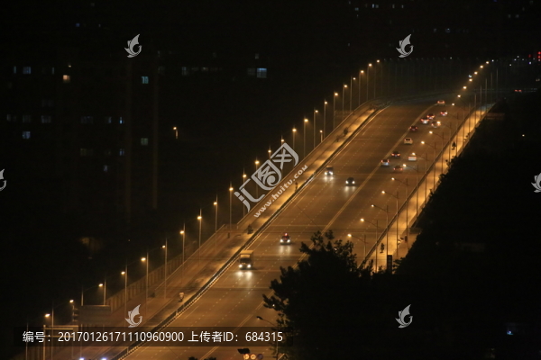 城市夜色里的橋