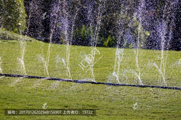 草地灑水