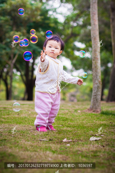 捕捉泡泡的幼兒