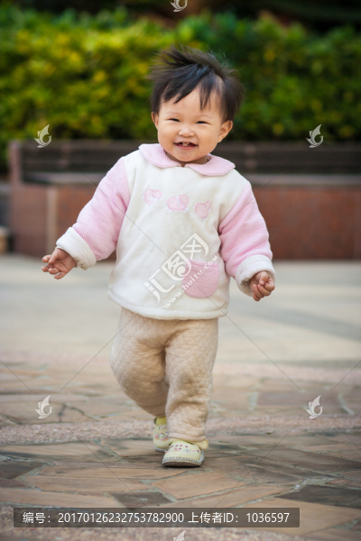 邊走路邊笑的幼兒