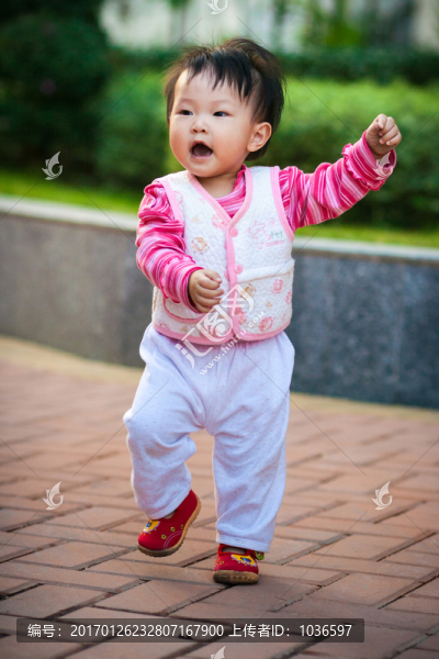 學習跳舞的幼兒