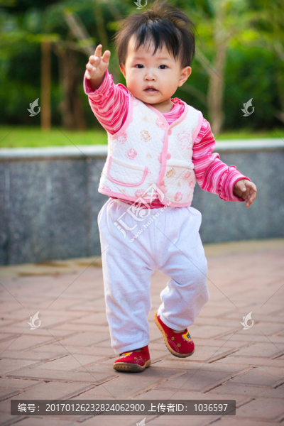 揮手打招呼的幼兒