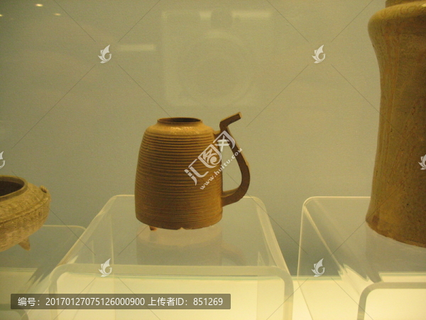 帶把陶器