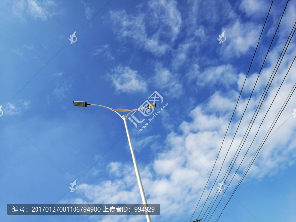 白云藍(lán)天路燈電線桿