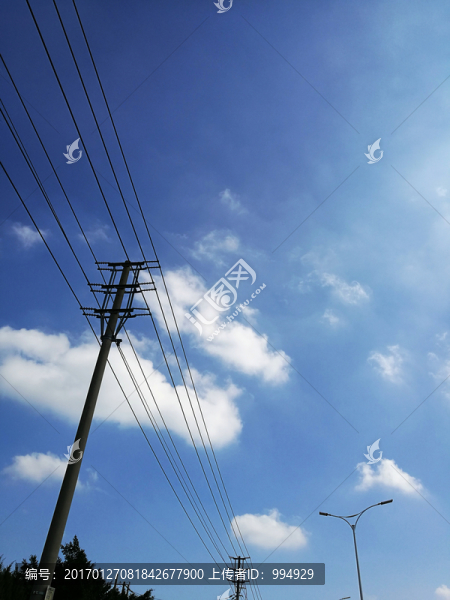 藍(lán)天白云電線桿
