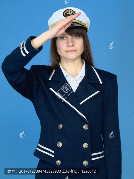 在海上制服致敬的女孩