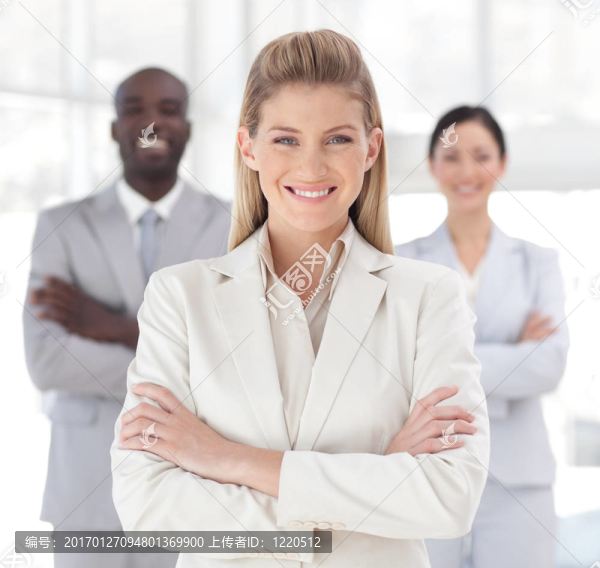 年輕女商人對著相機(jī)微笑