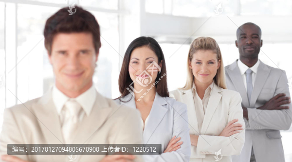 業(yè)務(wù)員面前雙臂折疊的商人