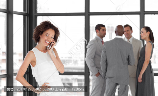 手機上的一個美麗的女商人的畫像