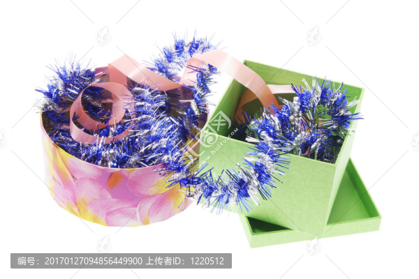 禮品盒與Tinsel和卷曲的緞帶