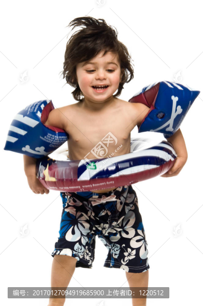 穿著白色背景的沙灘衣服的男孩