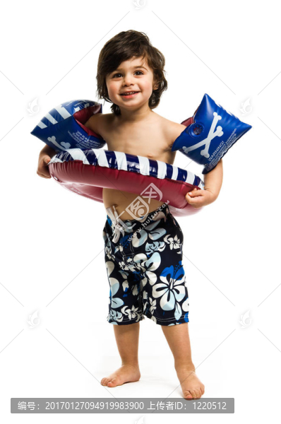 穿著白色背景的沙灘衣服的男孩