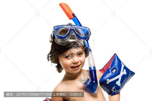 穿著白色背景的沙灘衣服的男孩