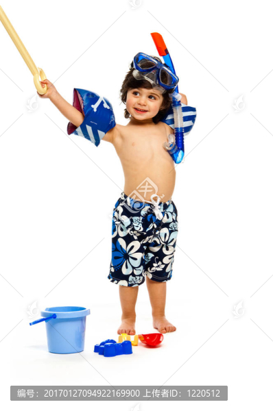 穿著白色背景的沙灘衣服的男孩