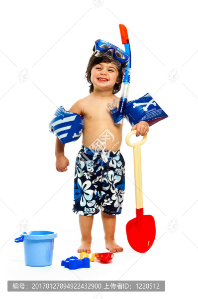 穿著白色背景的沙灘衣服的男孩