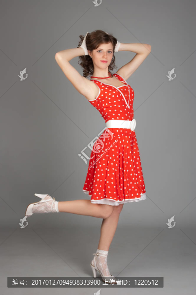 穿紅衣服的女士