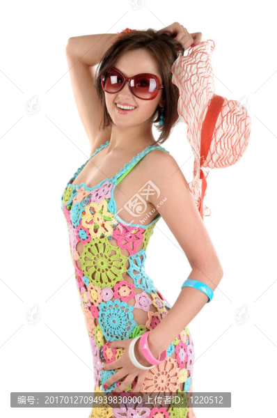 戴墨鏡的年輕女子