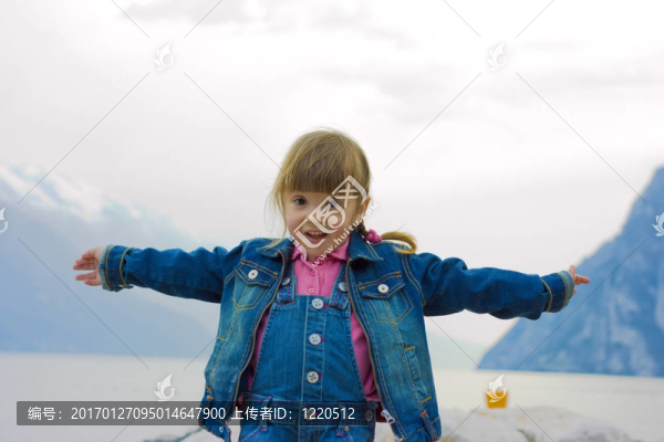 快樂的小女孩戶外