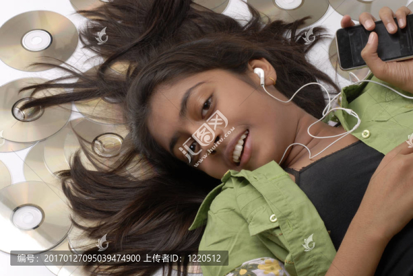 女孩躺在音頻音樂光盤