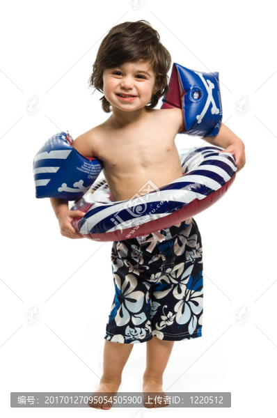 穿著白色背景的沙灘衣服的男孩