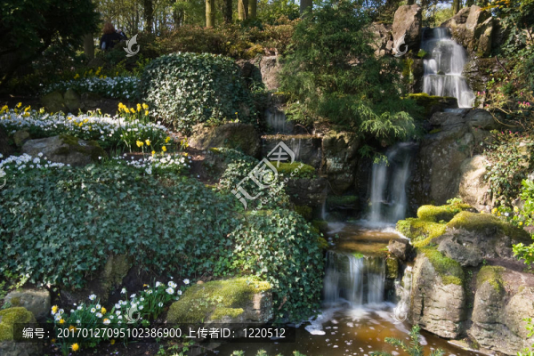 春天公園里的瀑布