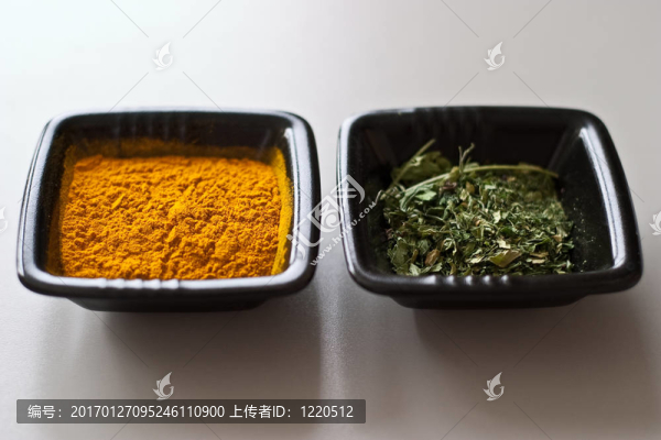 香料姜黃粉和干香草