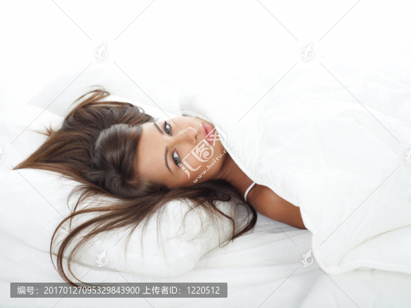 美女在床上