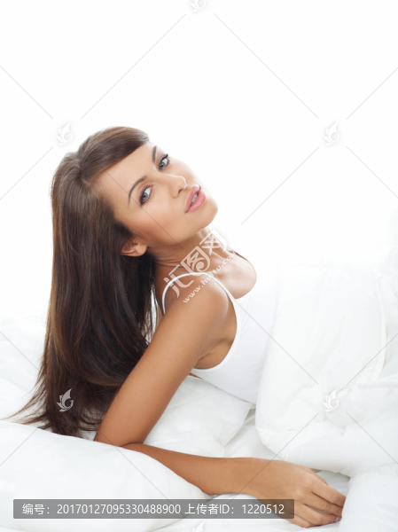 美女在床上