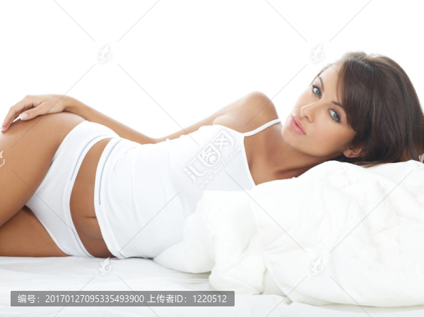 美女在床上