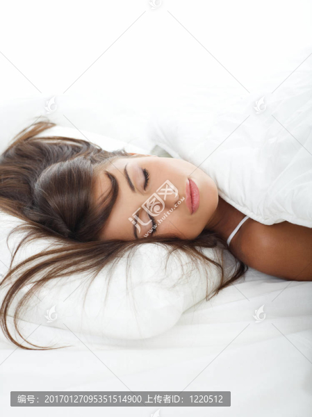美女在床上